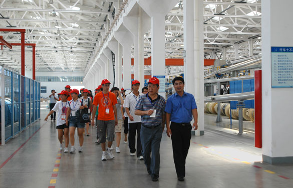 溧阳市在校大学生代表50余人来mg冰球突破集团旅行学习