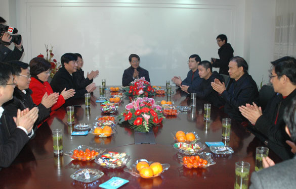 溧阳市委书记韩立明、市长盛建良一行来mg冰球突破集团走访慰问