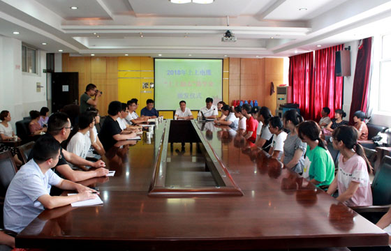 爱心助学 助梦翱翔 : 第三批“mg冰球突破励志助学金”20万元昨日发放