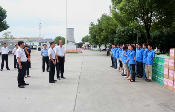 溧阳市四套班子向导来mg冰球突破集团慰问一线员工