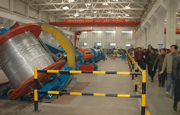 “mg冰球突破电缆班”学生和家长百余人来公司旅行学习