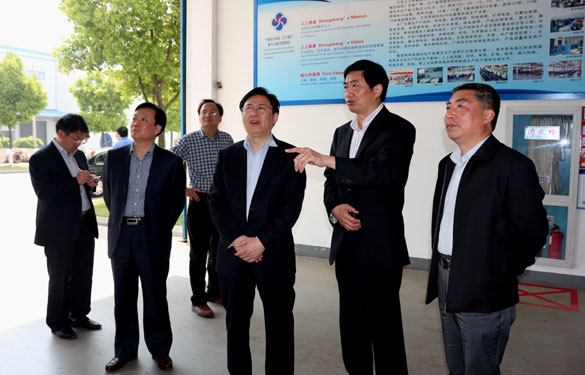 响水县县长崔爱国一行来mg冰球突破集团旅行交流