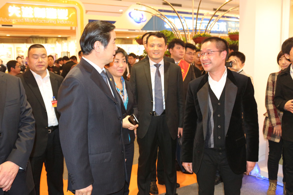 江苏省青商会科技立异效果展上 史清静副省长驻足旅行mg冰球突破集团三代核电AP1000壳内电缆