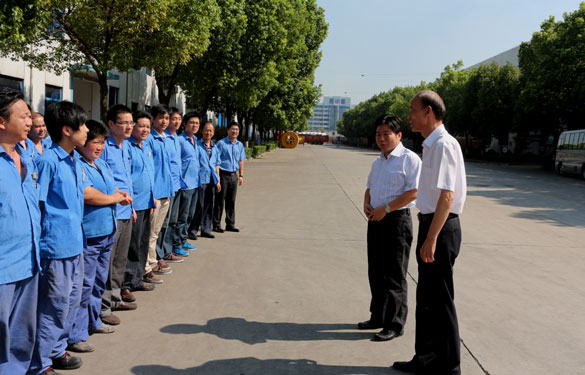 溧阳市市长苏江华等向导慰问mg冰球突破一线员工