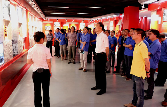 mg冰球突破集团党员干部起劲分子思念革命先烈、重温革命精神