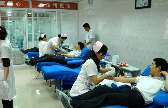 爱心在涌动－－mg冰球突破组织员工无偿献血