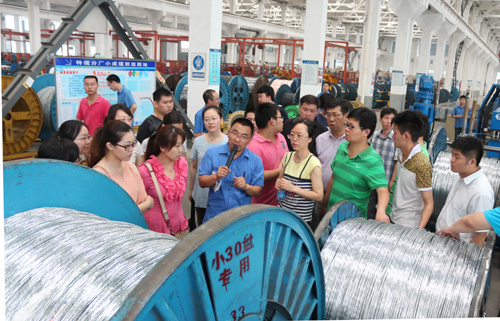 7月13日，，，，，，，国家电线电缆质量监视检测中心事情职员一行30余人来mg冰球突破电缆旅行学习